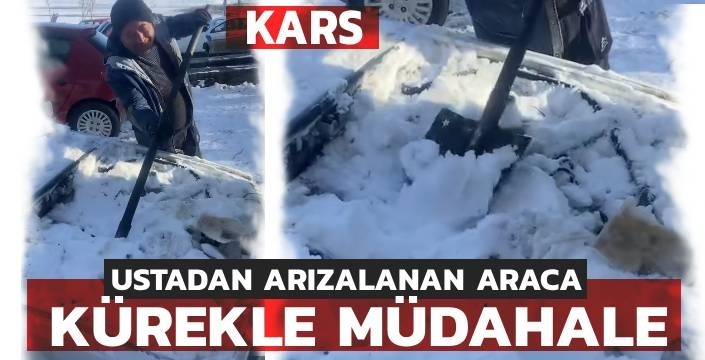 Kars’ta Arızalanan Aracın Kaputundan Kar Çıktı! Usta Kürekle Temizledi