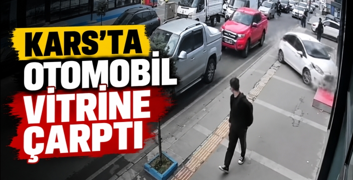 KARS’TA OTOMOBİL VİTRİNE ÇARPTI